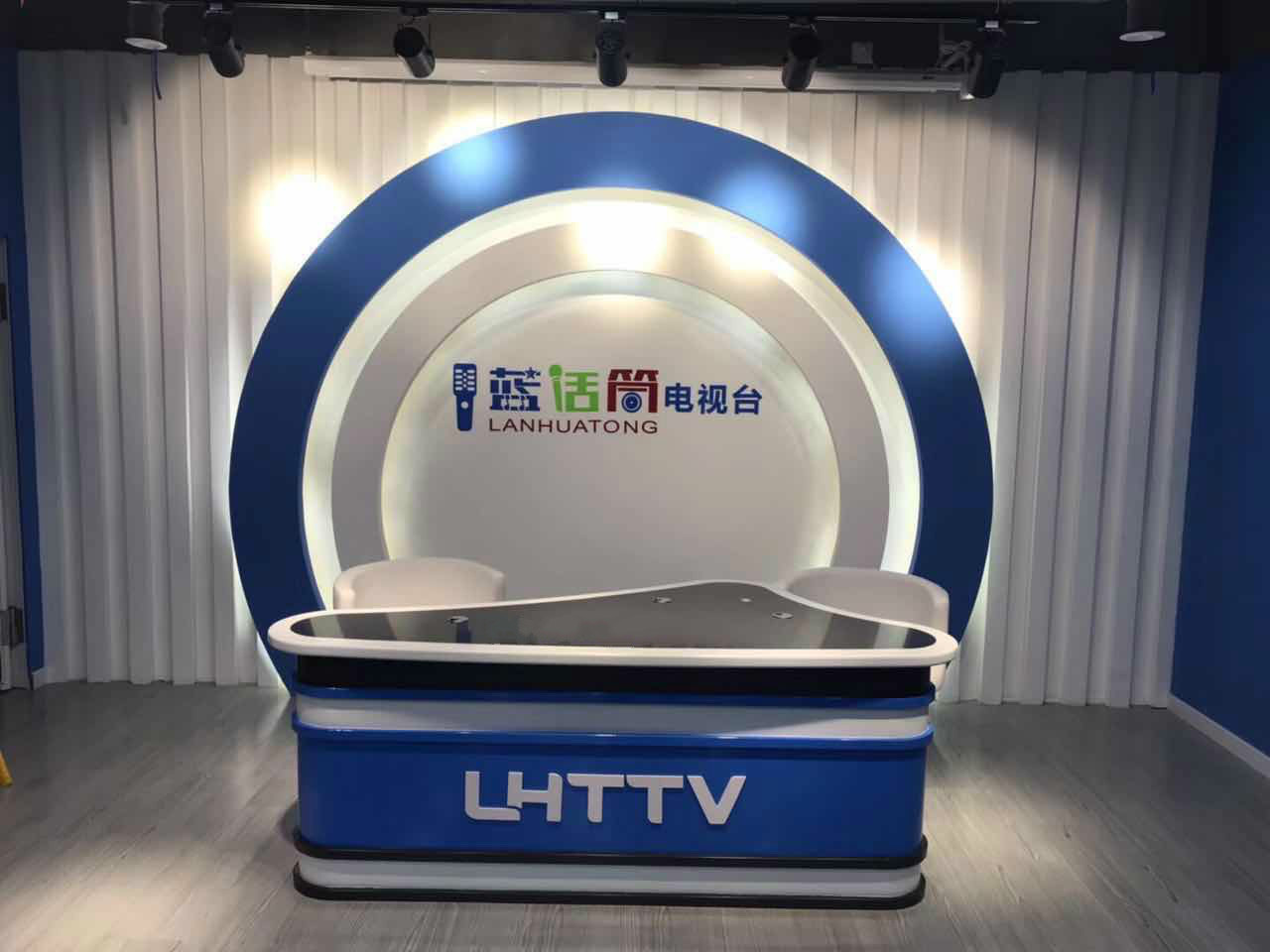 定做播音台访谈桌导播桌演播桌访谈桌非编台台播音桌主持人直播桌