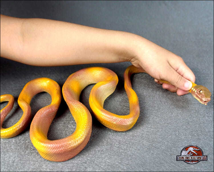 蟒蛇仿真眼镜毒蟒蛇模型吓人玩具爬行动物塑胶实心静态摆件儿童礼物