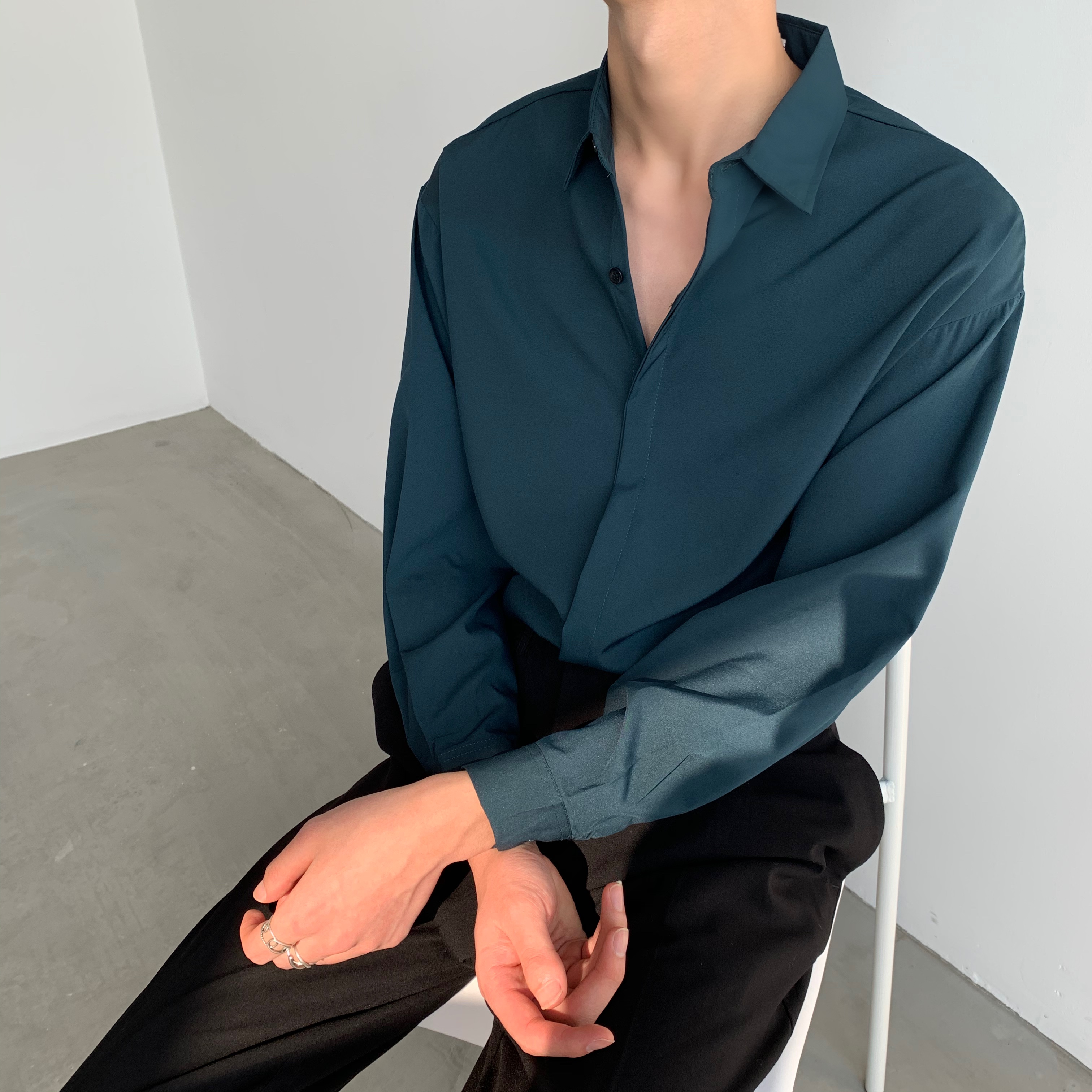 禁欲垂感坠感百搭黑白衬衫男长袖韩版宽松潮流帅气冰丝雪纺衬衣男墨